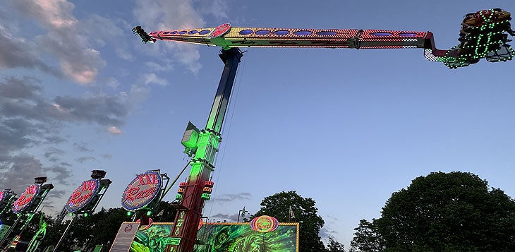 XXL Racer auf der Maidult Regensburg 2024 (©Foto: Martin Schmitz)